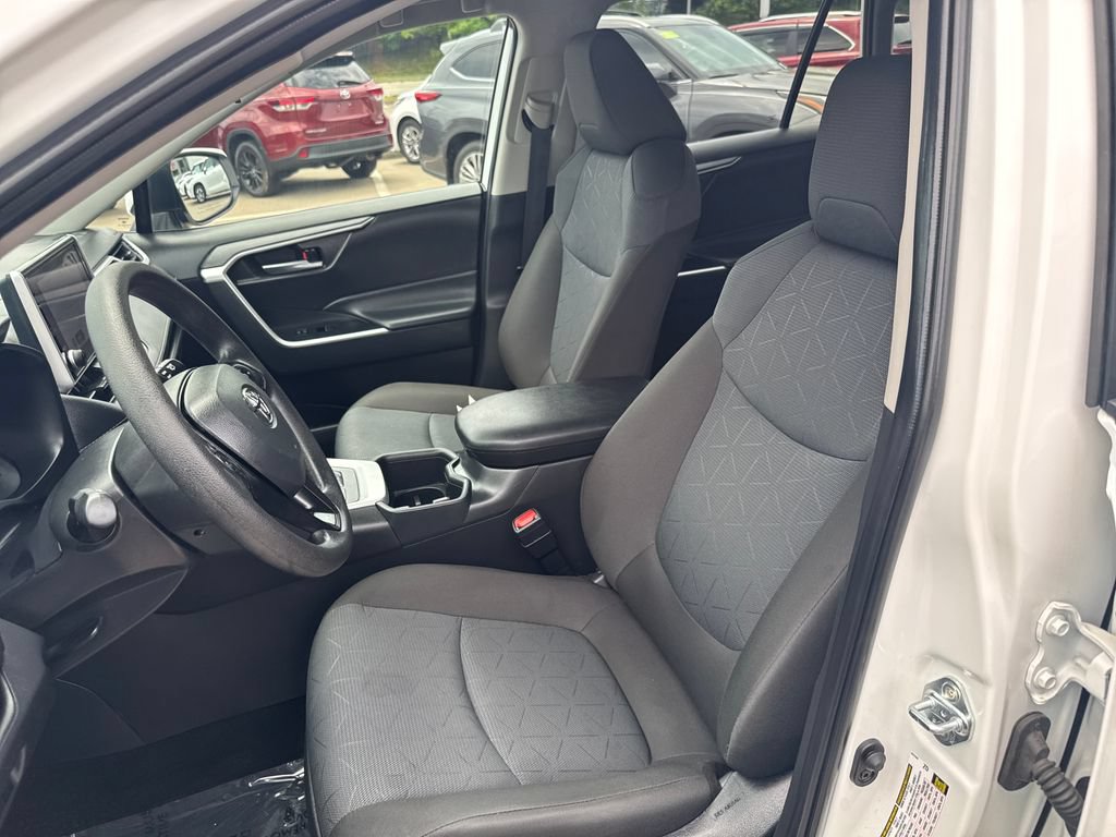 Used 2025 Toyota RAV4 XLE AWD/4WD image 15