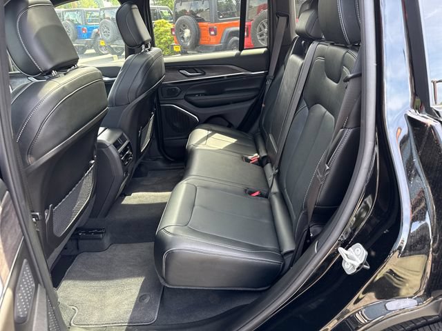 New 2025 Jeep Grand Cherokee Overland AWD/4WD image 13