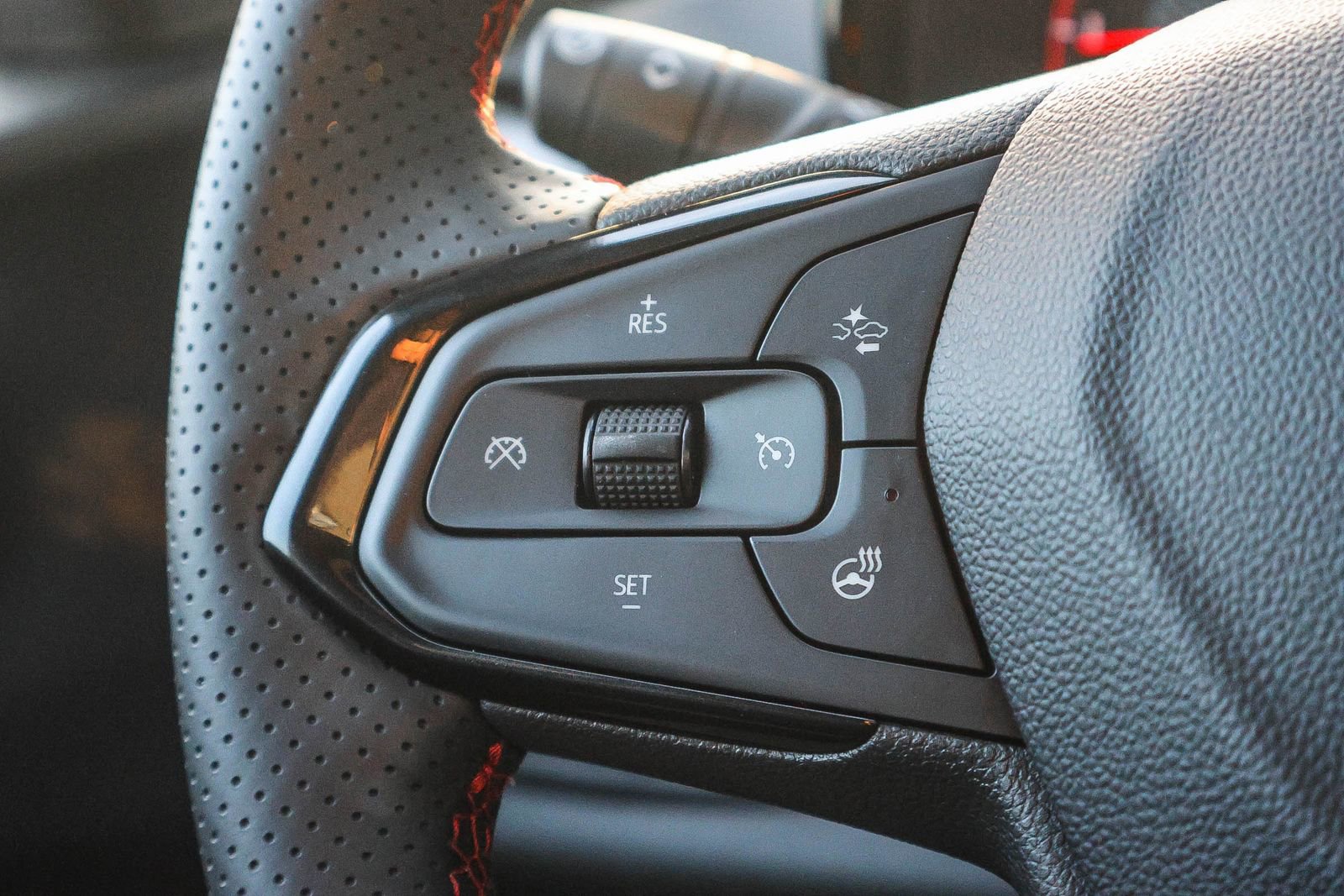 Used 2025 Chevrolet Trax RS image 36