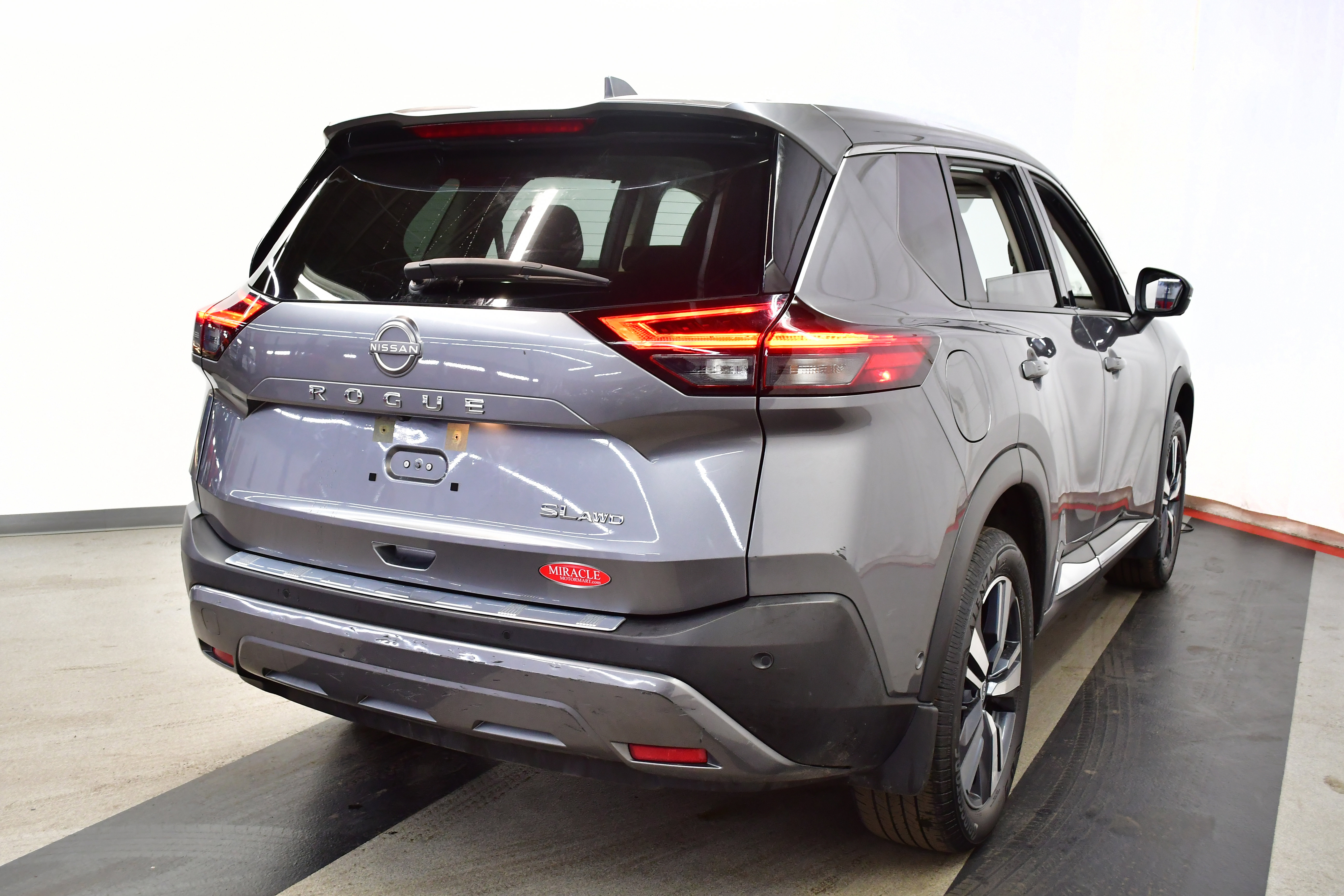 Used 2023 Nissan Rogue SL w/ SL Premium Package image 11