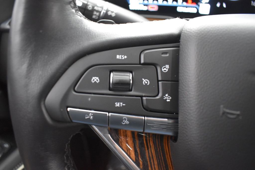 Used 2022 Cadillac Escalade Premium Luxury AWD/4WD image 16