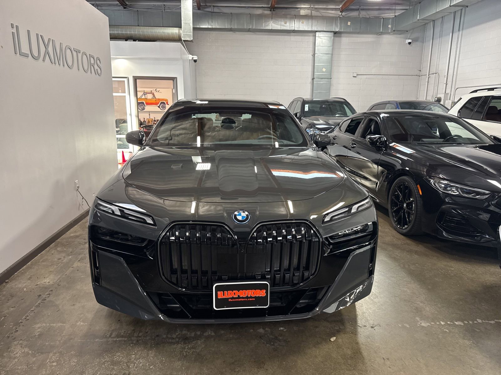 Used 2025 BMW i7 xDrive60 image 2