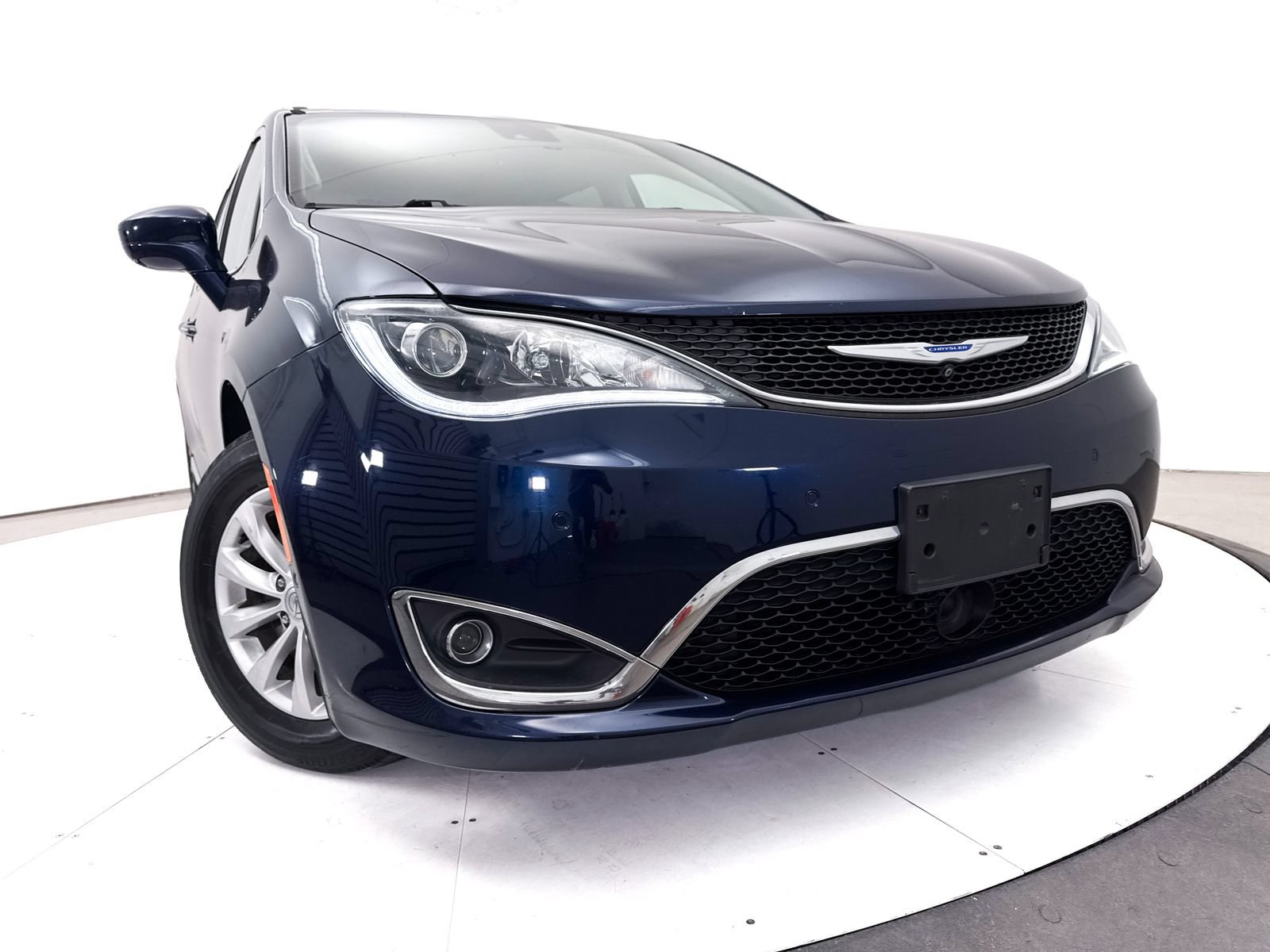 Used 2018 Chrysler Pacifica Touring-L Plus w/ Advanced Safetytec Group FWD image 6