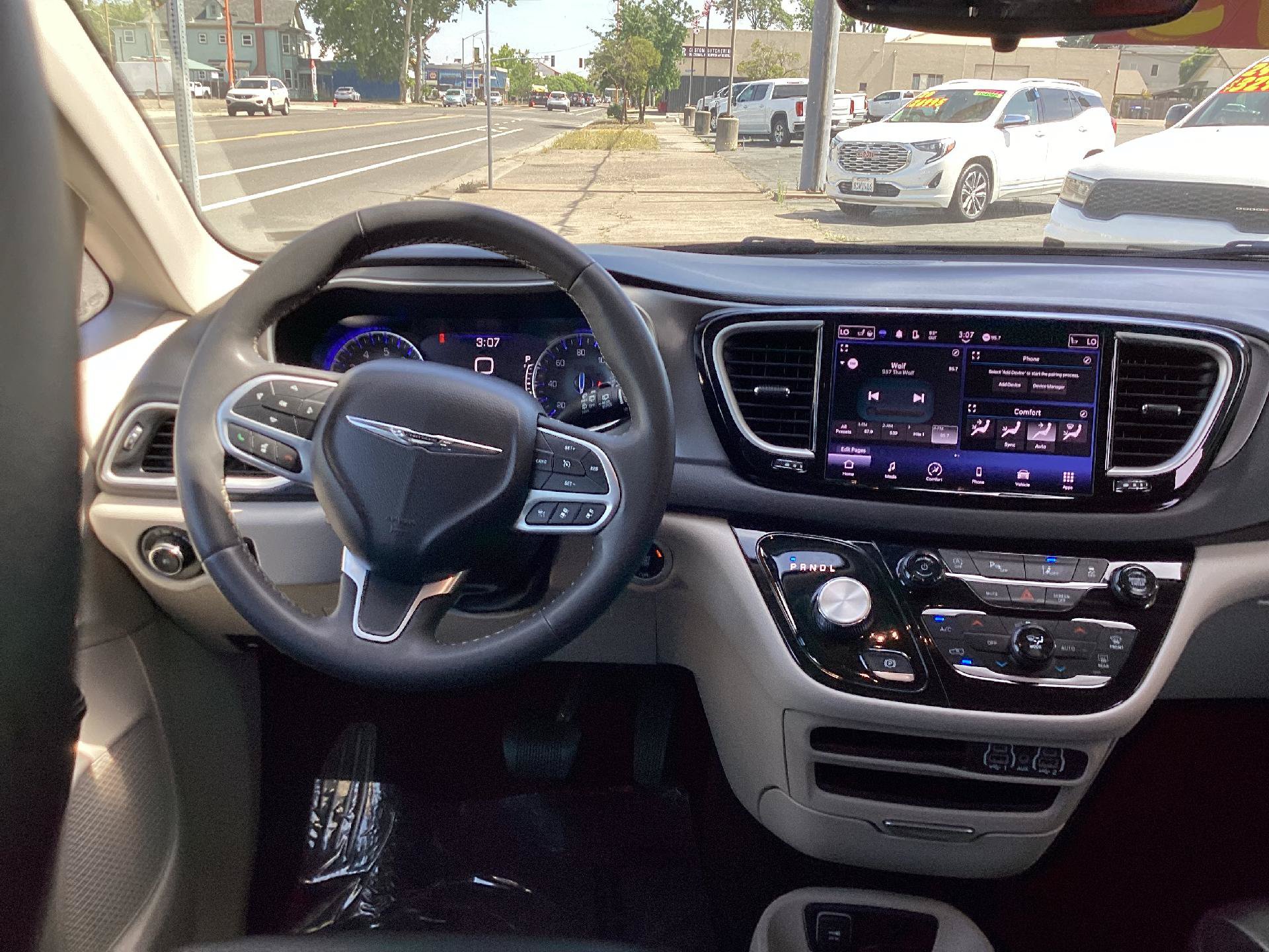 Used 2023 Chrysler Pacifica Touring-L FWD image 17