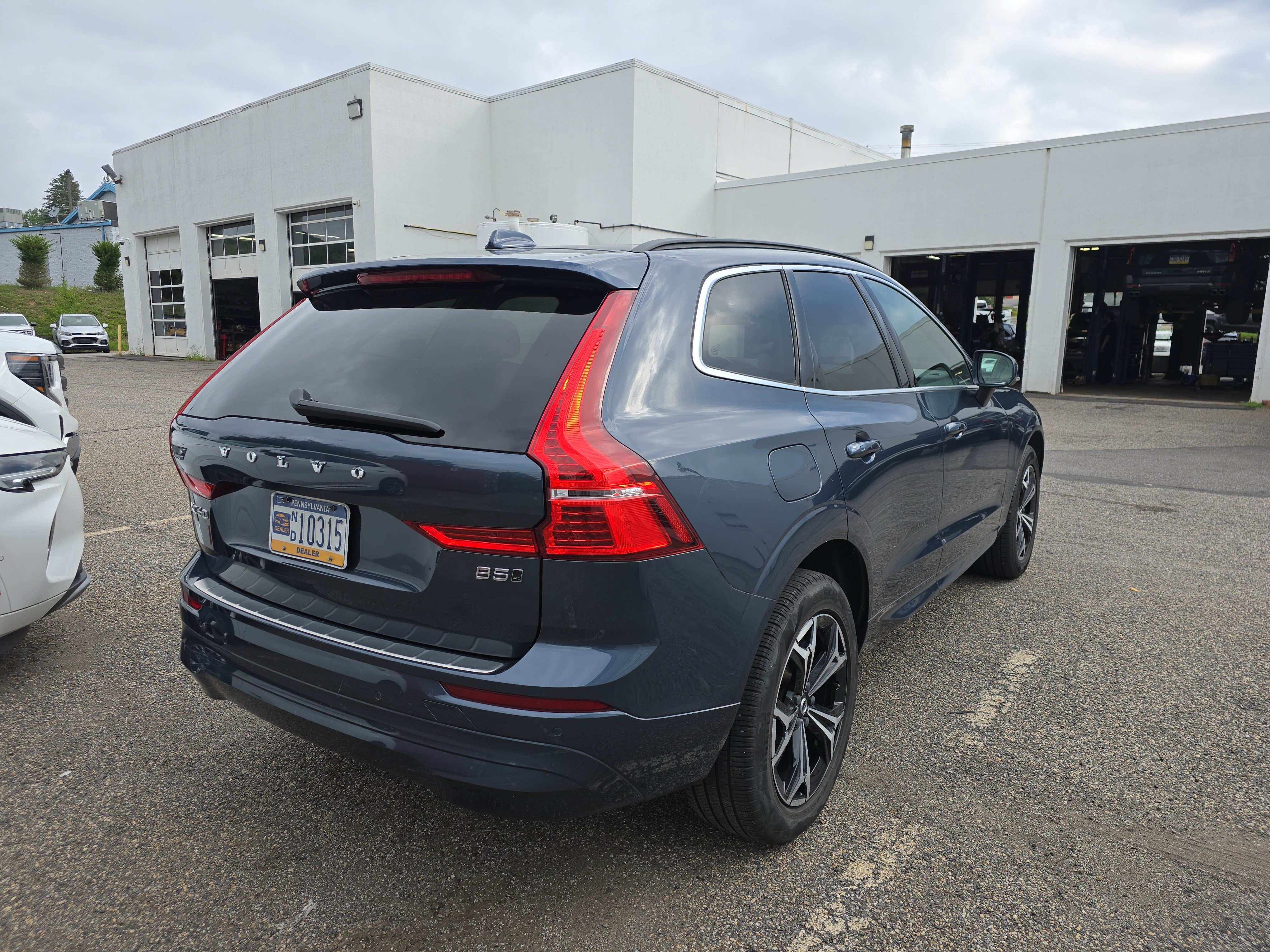 Used 2022 Volvo XC60 B5 Momentum w/ Climate Package AWD/4WD image 3