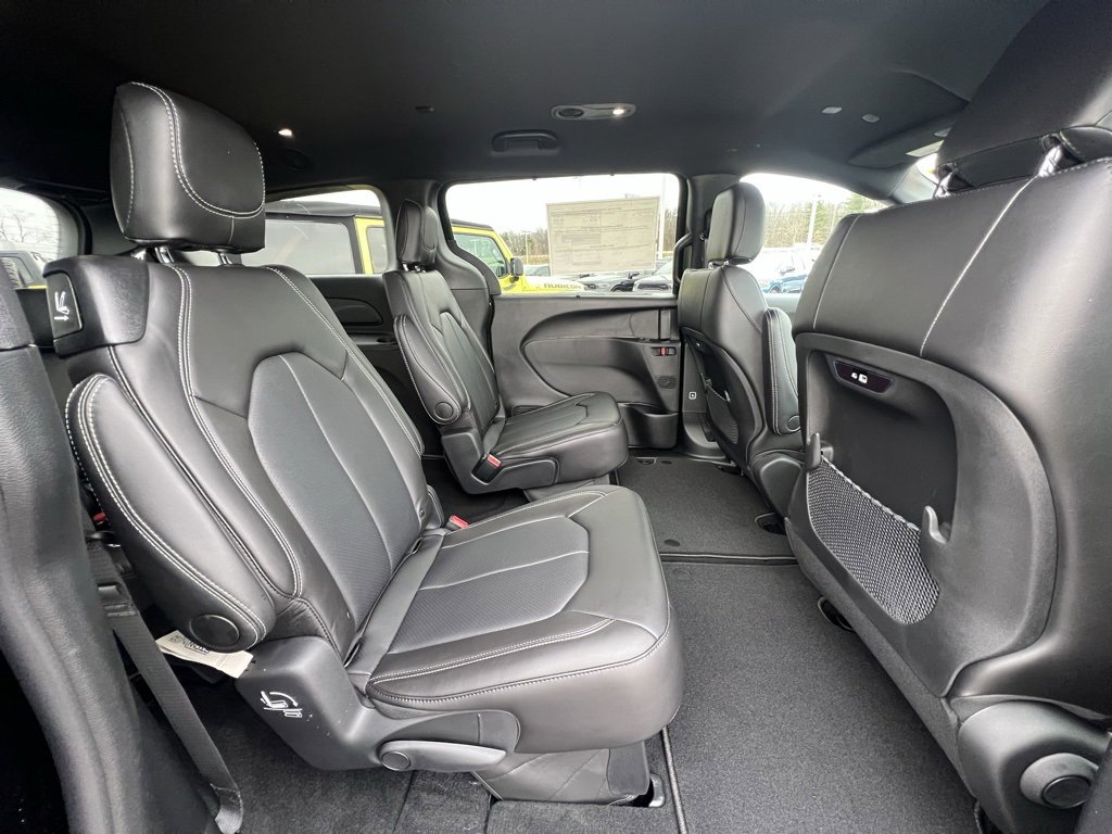 New 2026 Chrysler Pacifica Select image 9