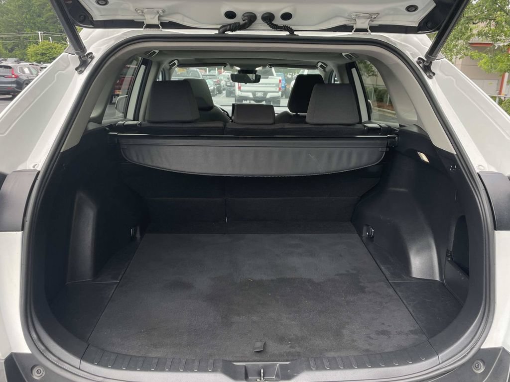 Used 2022 Toyota RAV4 XLE w/ Convenience Package FWD image 11