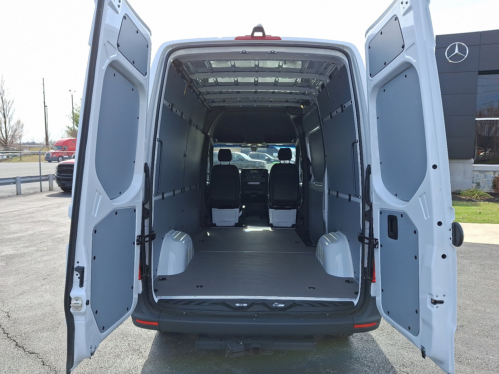 Used 2024 Mercedes-Benz Sprinter 2500 image 9