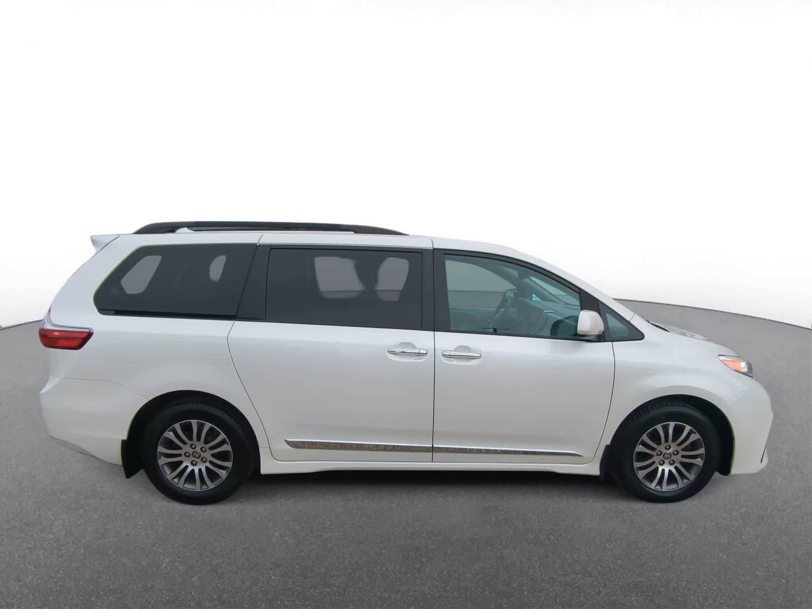Used 2020 Toyota Sienna XLE w/ XLE Navigation Package FWD image 9