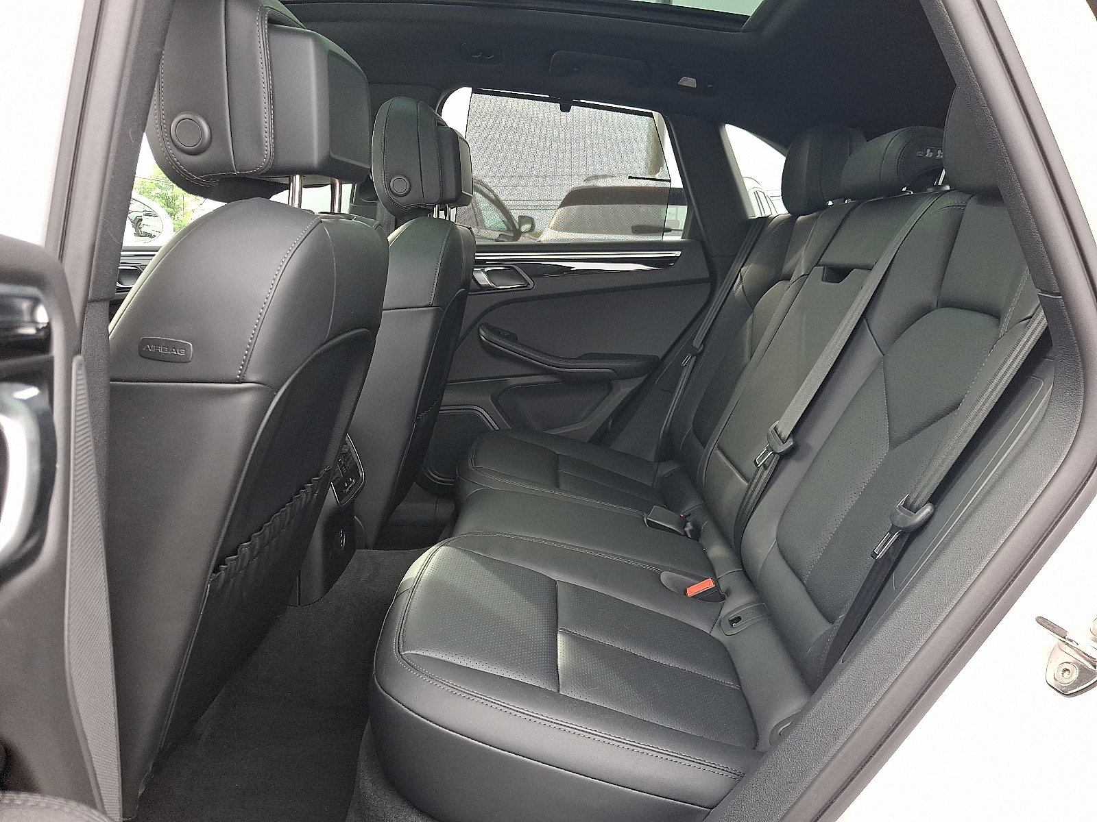 Used 2023 Porsche Macan image 10