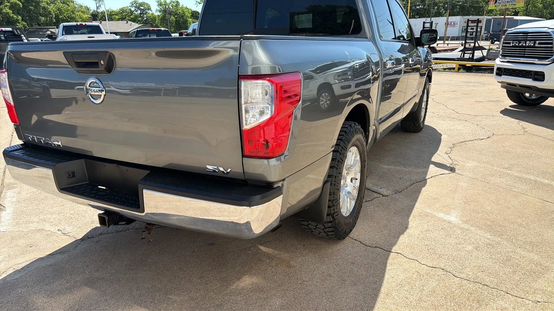 Used 2018 Nissan Titan SV RWD image 3