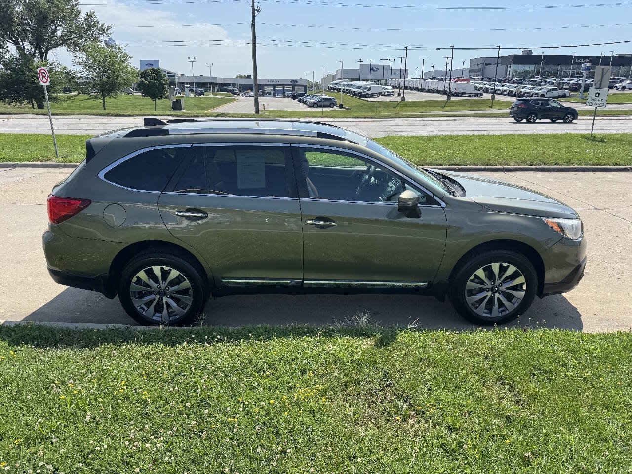 Used 2017 Subaru Outback 3.6R Touring w/ Popular Package #5A AWD/4WD image 6