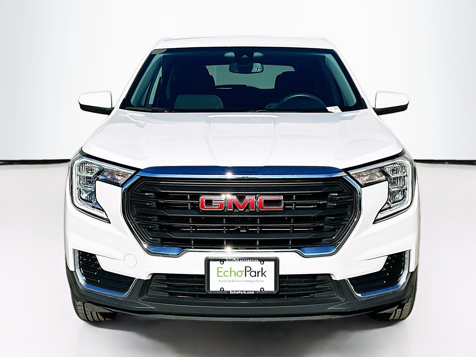 Used 2024 GMC Terrain SLE image 2