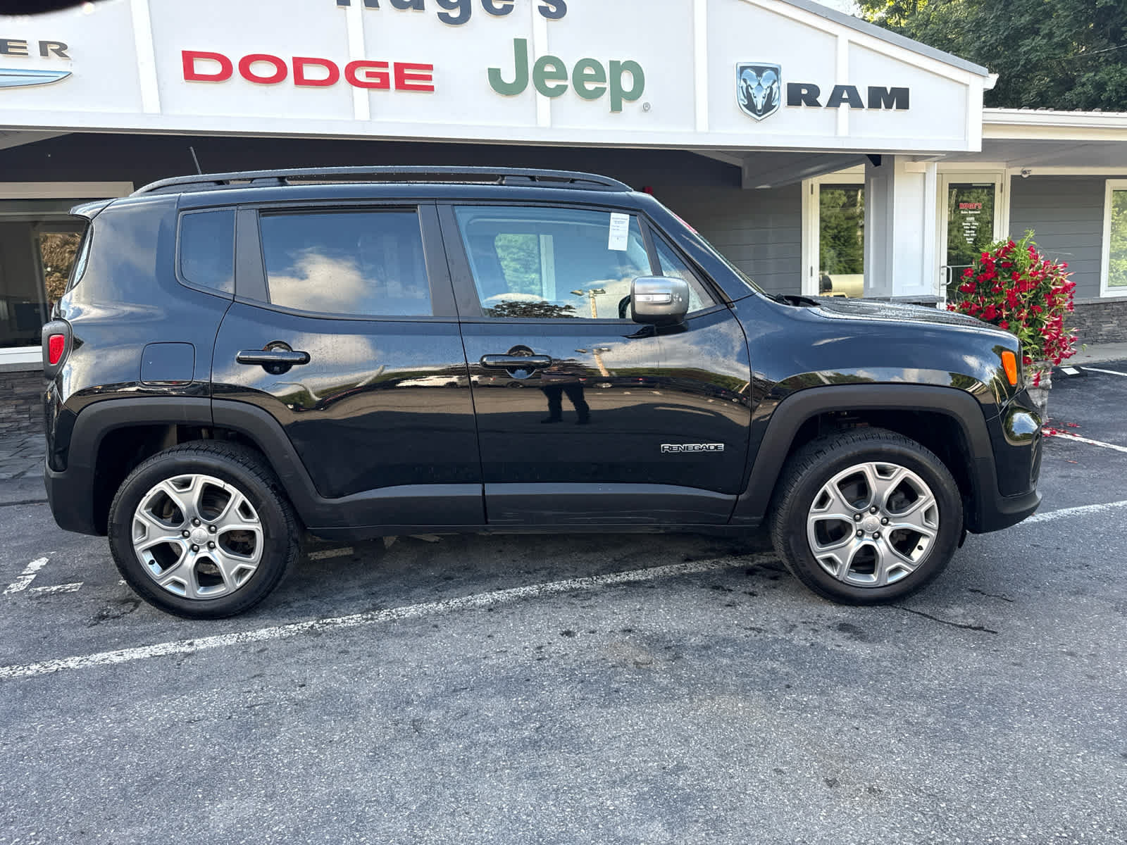 Used 2020 Jeep Renegade Limited w/ UConnect 8.4 Nav Group AWD/4WD image 2
