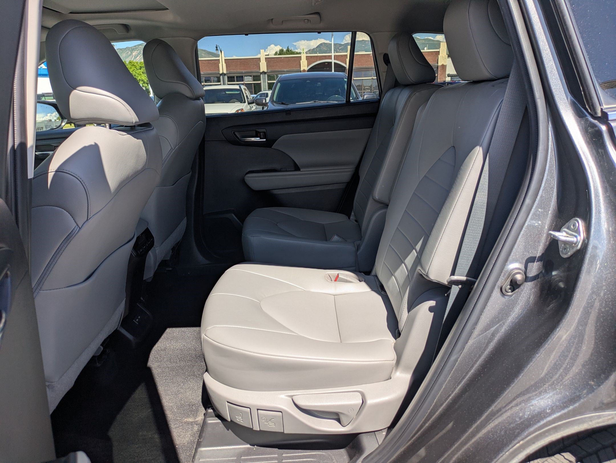 Used 2022 Toyota Highlander XLE AWD/4WD image 29