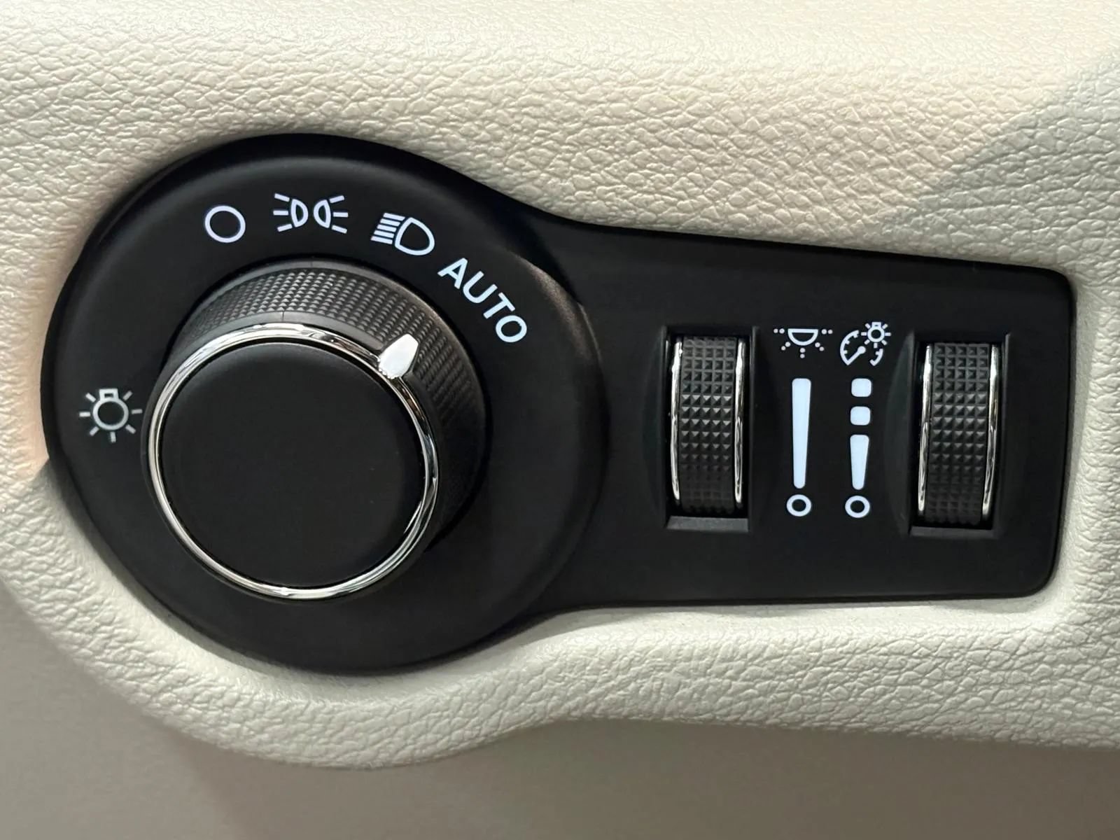 Used 2021 Chrysler Voyager Lxi FWD image 35