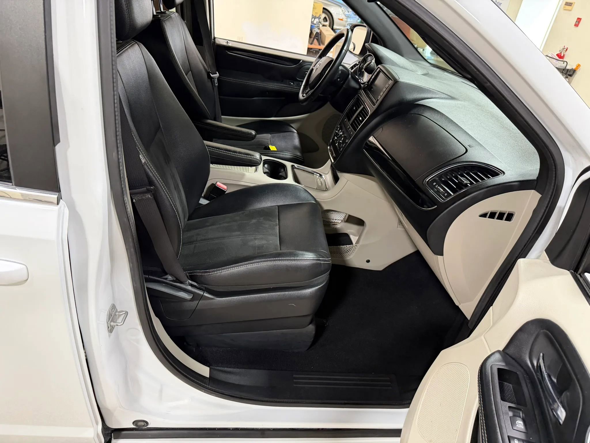 Used 2019 Dodge Grand Caravan SXT FWD image 38