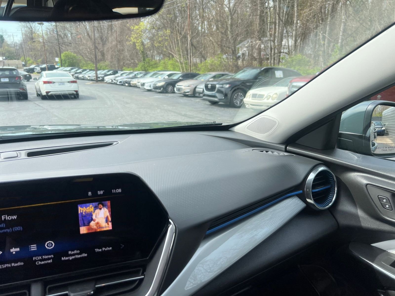 Used 2025 Chevrolet Trax LT w/ LT Convenience Package FWD image 30