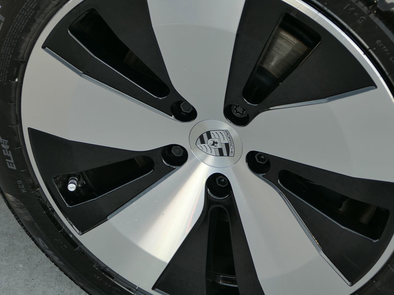 Used 2024 Porsche Macan 4 Electric image 10