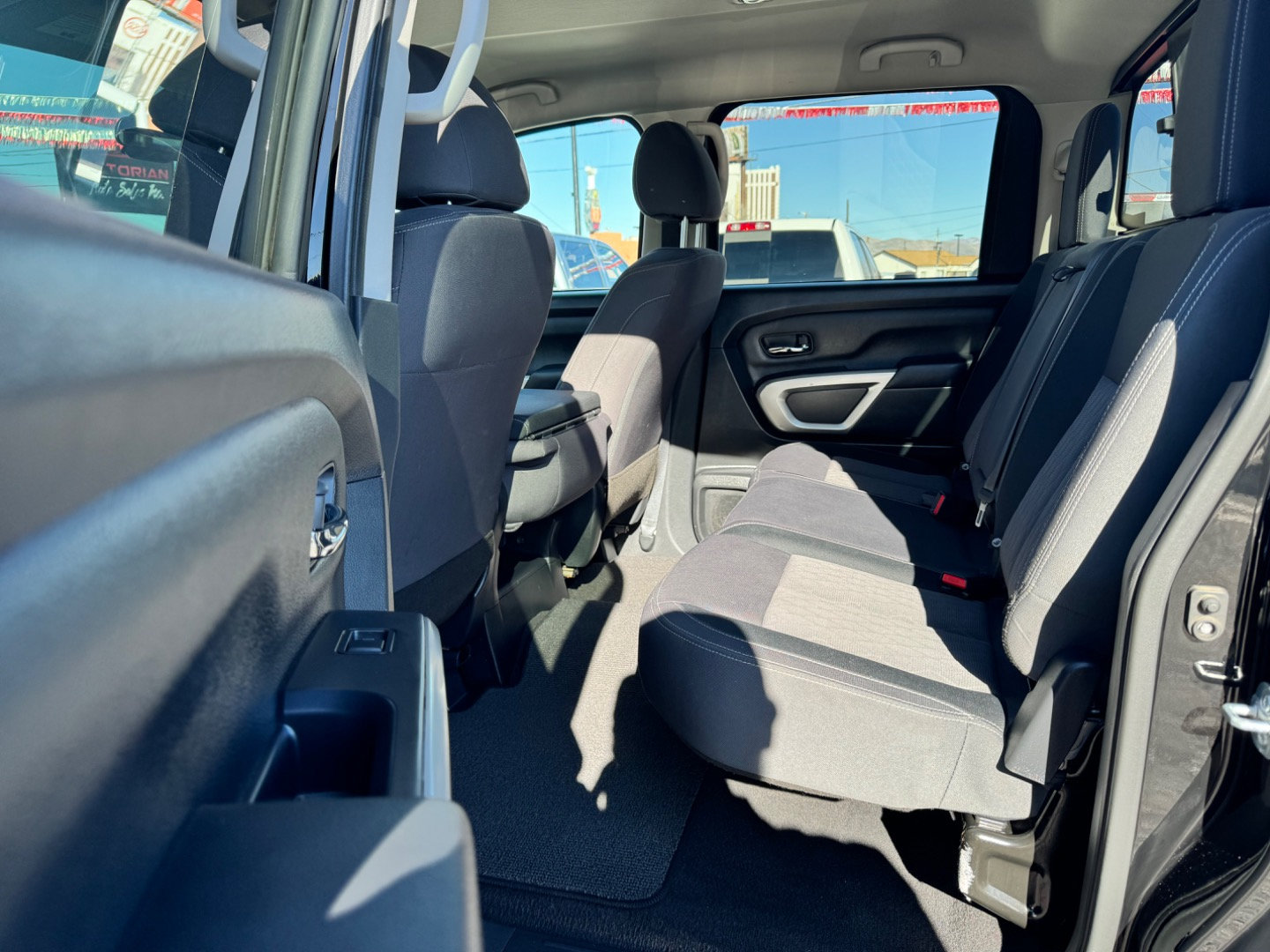 Used 2022 Nissan Titan SV AWD/4WD image 18