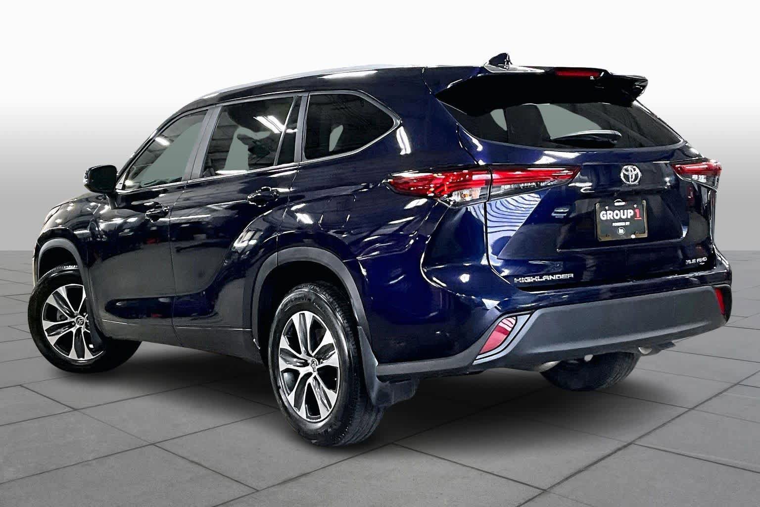 Used 2023 Toyota Highlander XLE AWD/4WD image 12