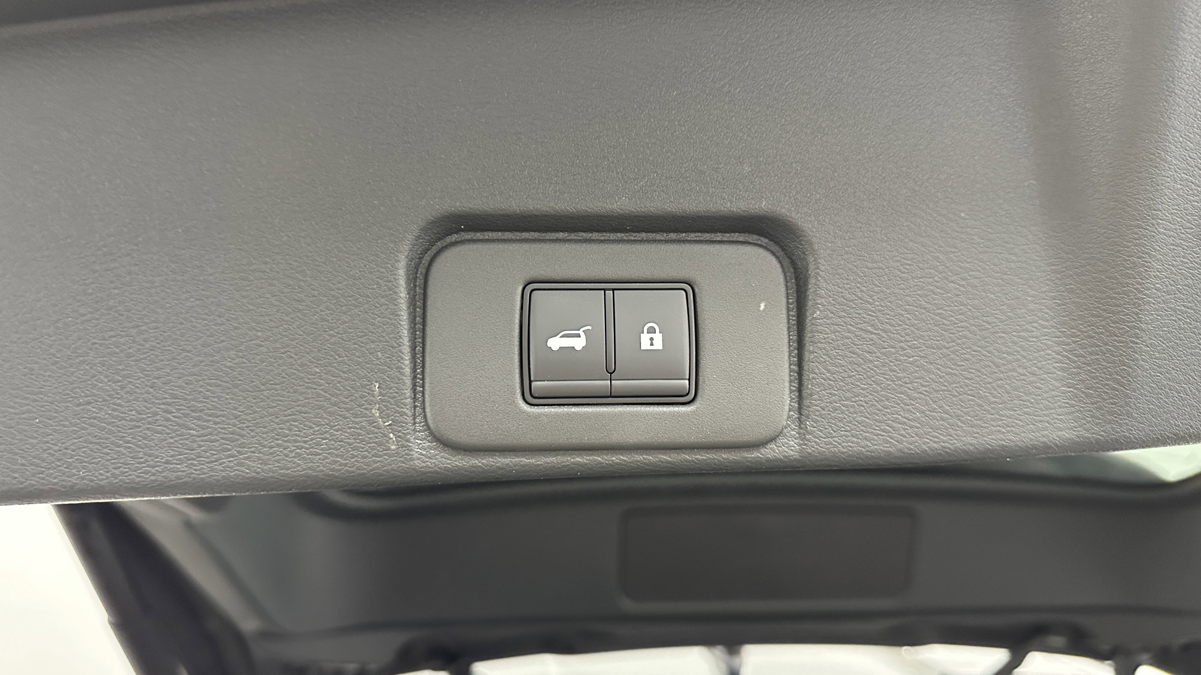 Used 2025 Nissan Rogue SV image 31