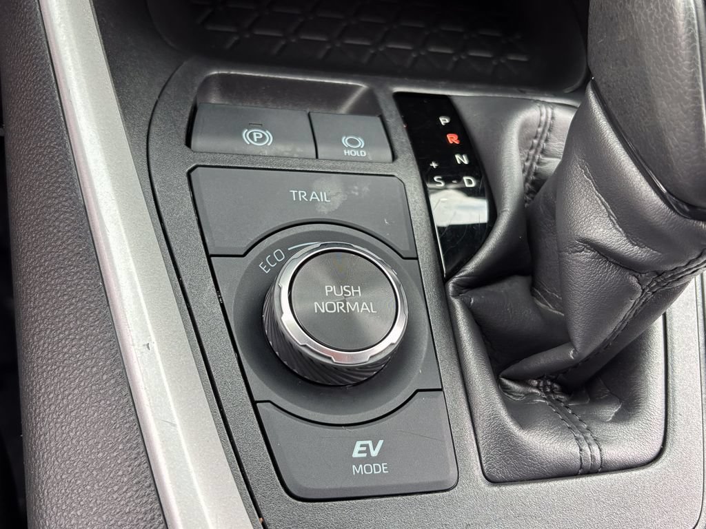 Certified 2025 Toyota RAV4 LE AWD/4WD image 33