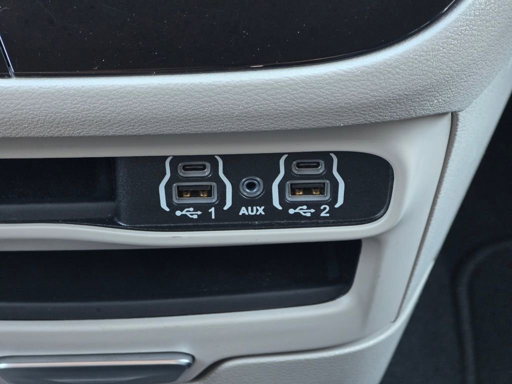 Used 2024 Chrysler Pacifica Touring-L FWD image 15
