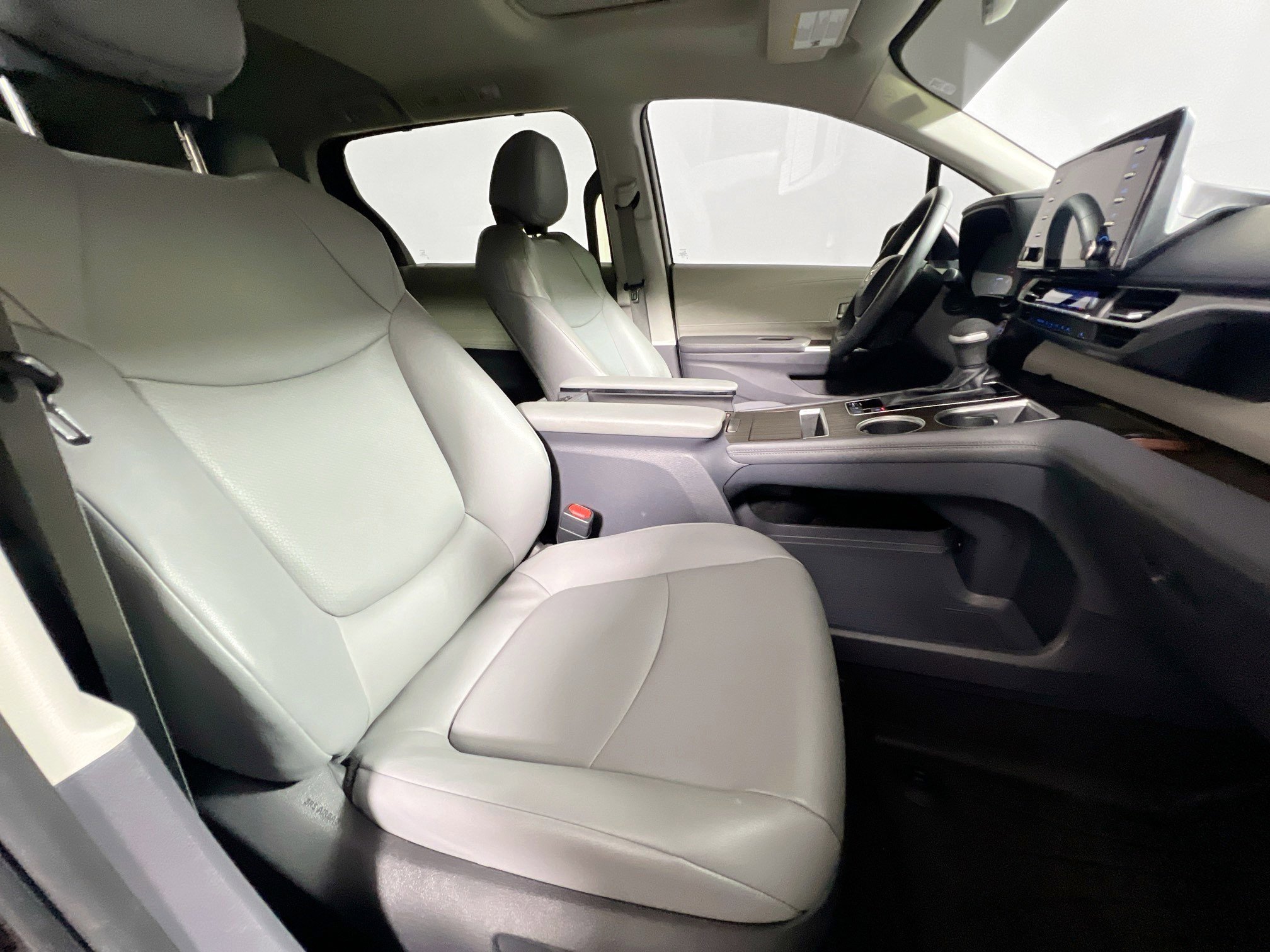 Used 2022 Toyota Sienna XLE w/ XLE Plus Package FWD image 30