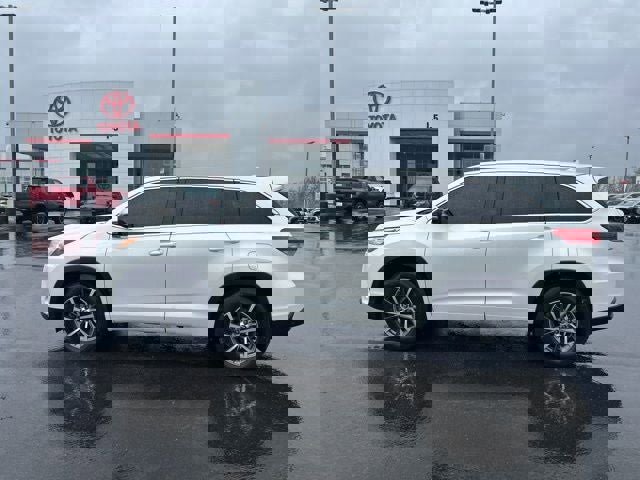 Used 2018 Toyota Highlander XLE image 12