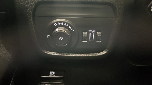 Used 2025 Jeep Grand Cherokee Overland AWD/4WD image 32