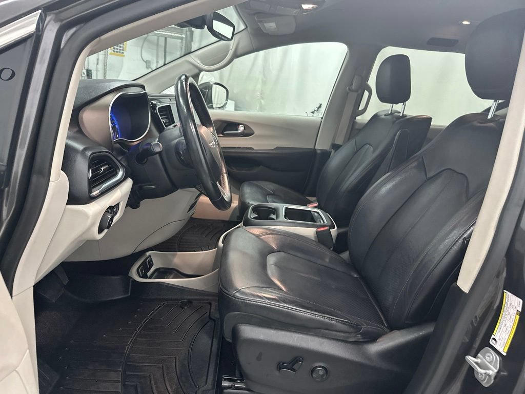 Used 2018 Chrysler Pacifica Touring-L Plus w/ Advanced Safetytec Group FWD image 22