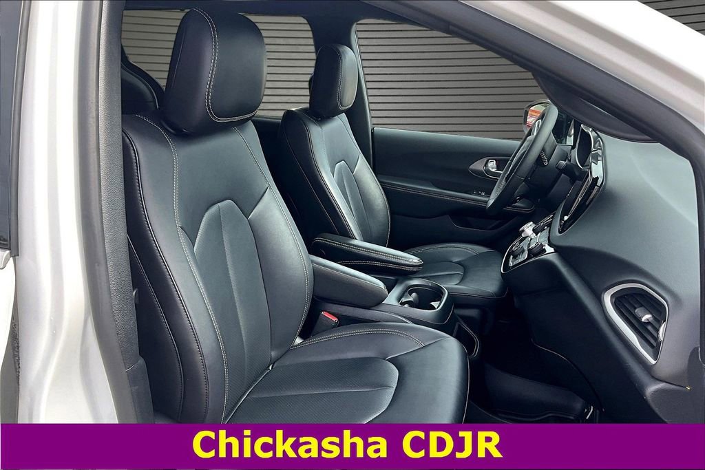 Used 2025 Chrysler Pacifica Select image 29