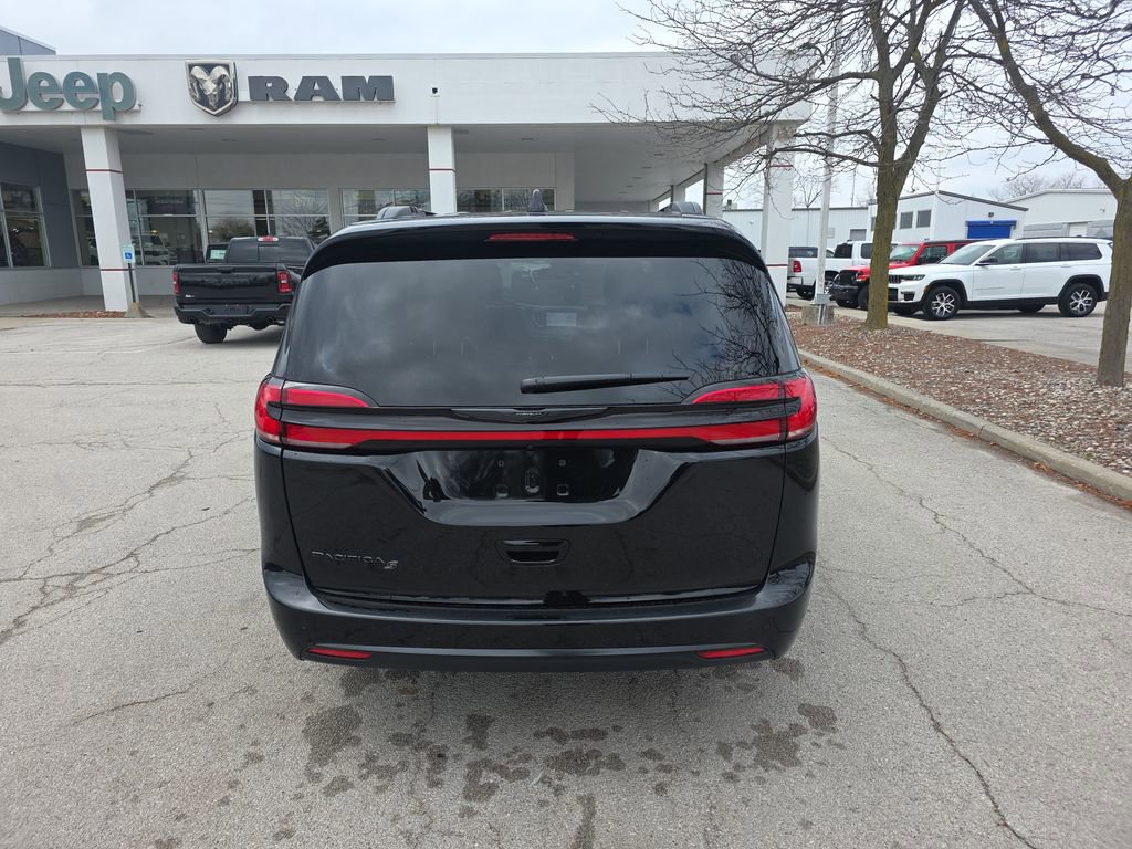 New 2026 Chrysler Pacifica Select image 5