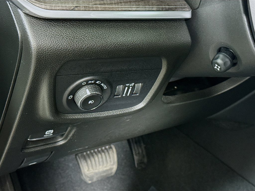 Used 2023 Jeep Grand Cherokee Overland AWD/4WD image 22