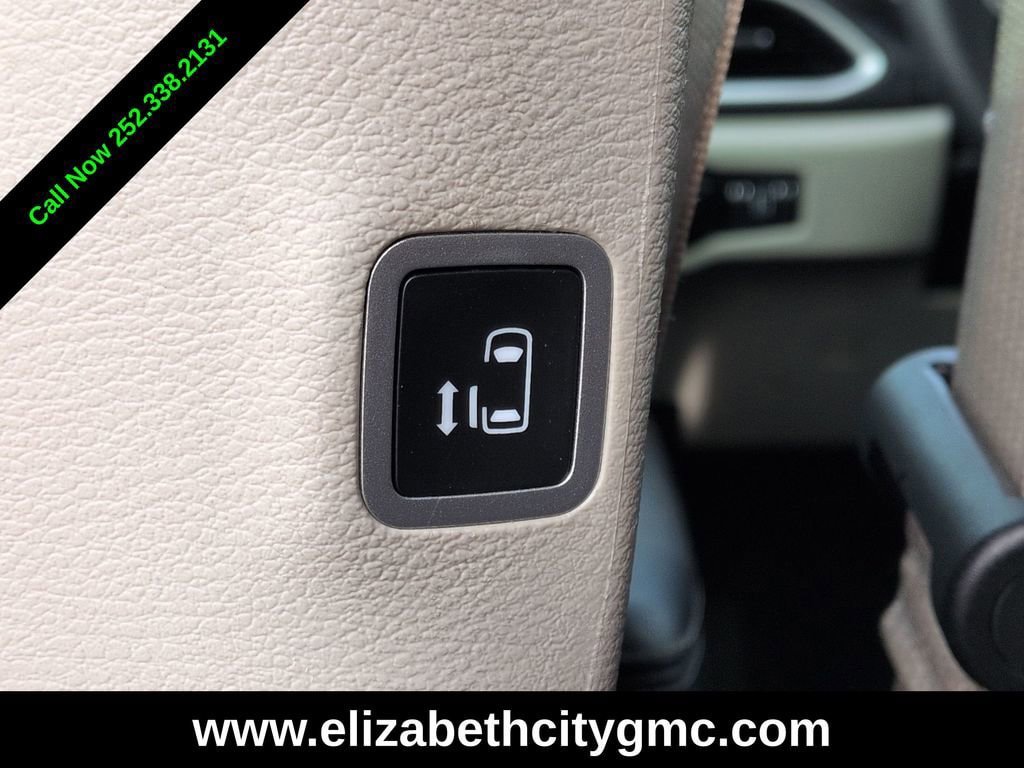 Used 2023 Chrysler Pacifica Touring-L FWD image 17