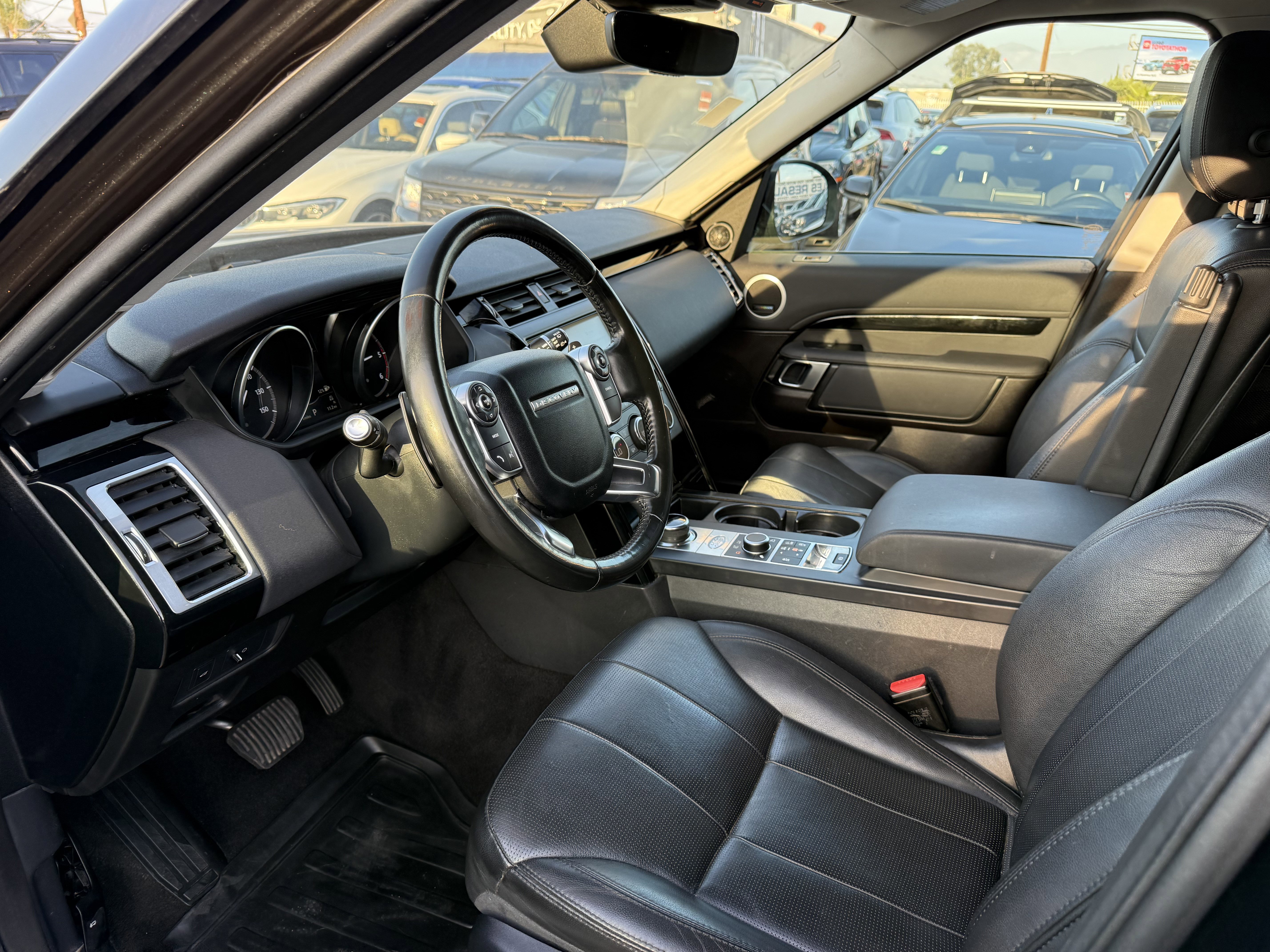 Used 2018 Land Rover Discovery SE image 10