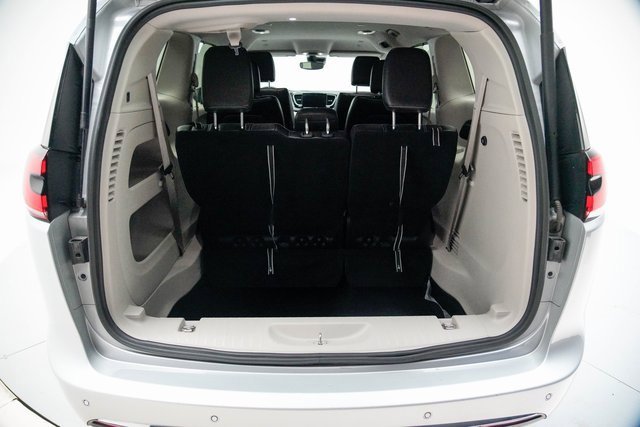 Used 2024 Chrysler Pacifica Touring-L image 23