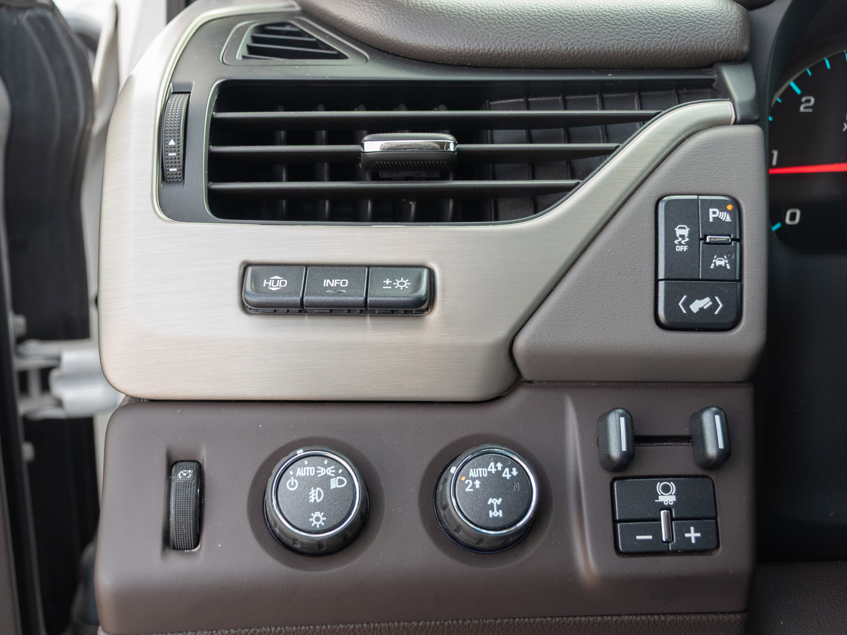 Used 2018 GMC Yukon Denali image 11