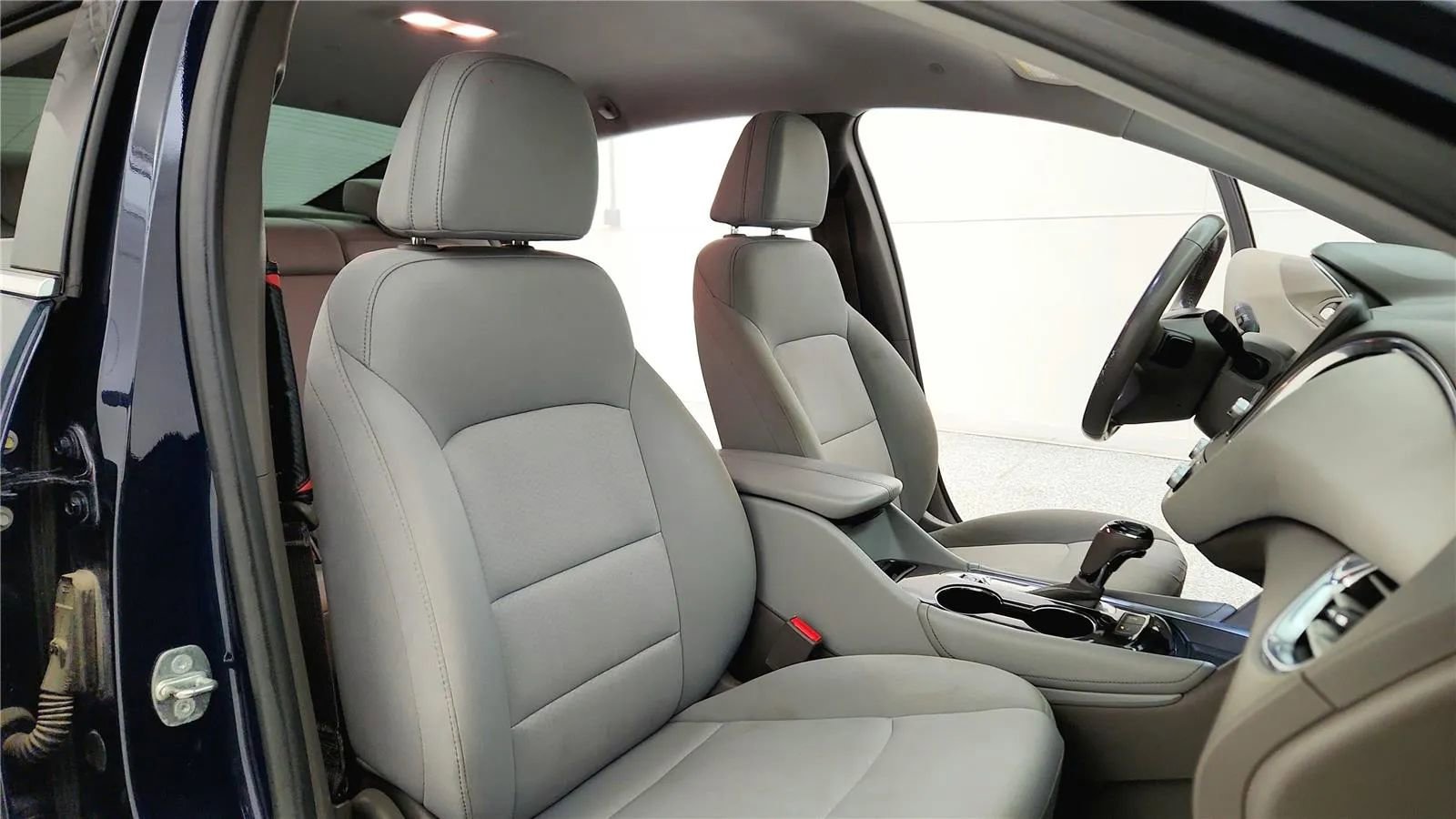 Used 2018 Chevrolet Malibu Hybrid w/ Driver Confidence Package image 37