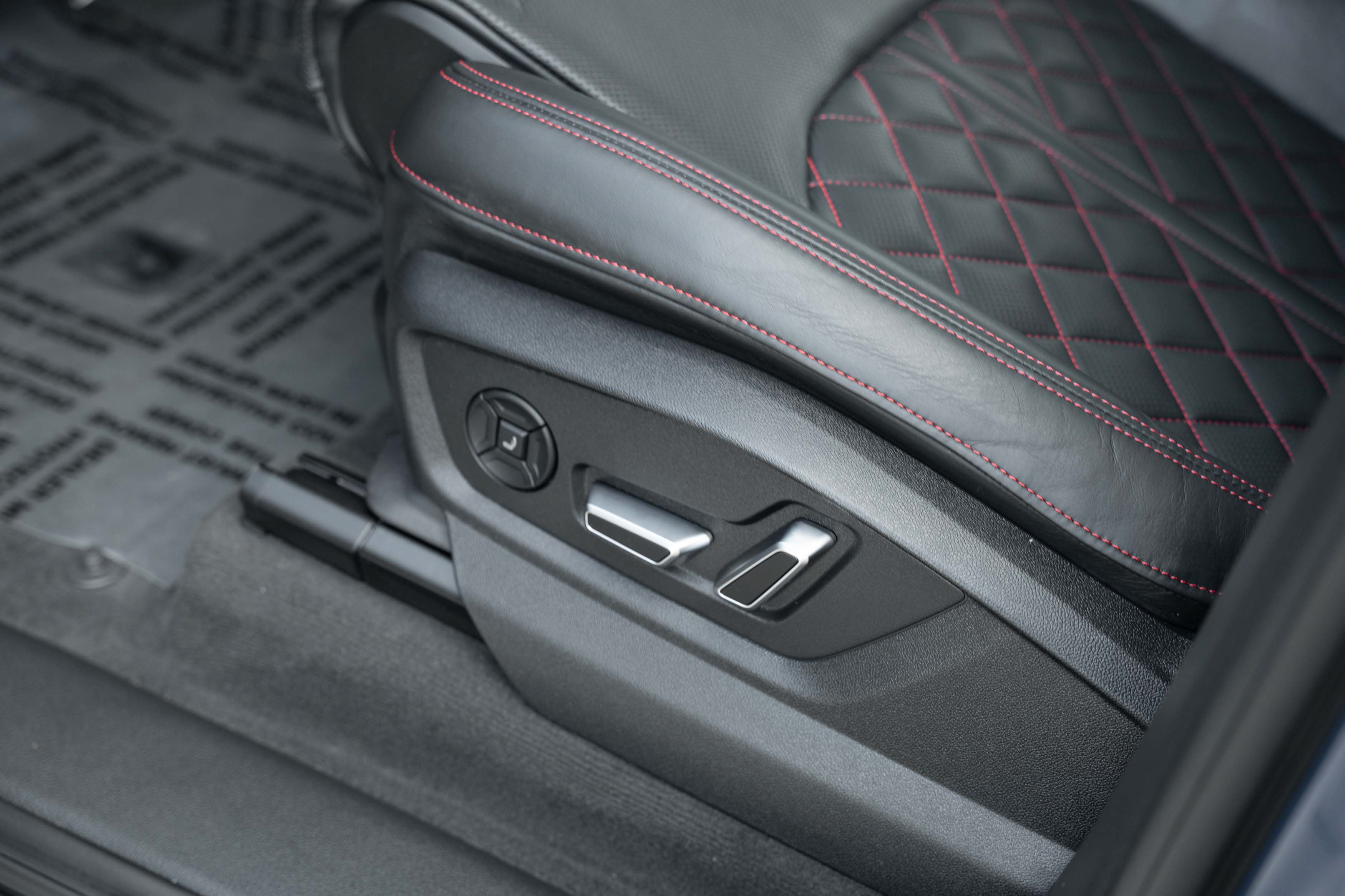 Certified 2025 Audi SQ7 Prestige AWD/4WD image 21