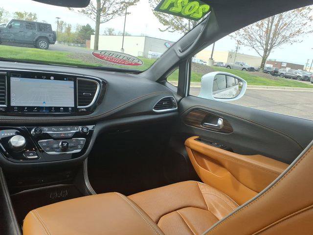 Certified 2021 Chrysler Pacifica Pinnacle AWD/4WD image 12