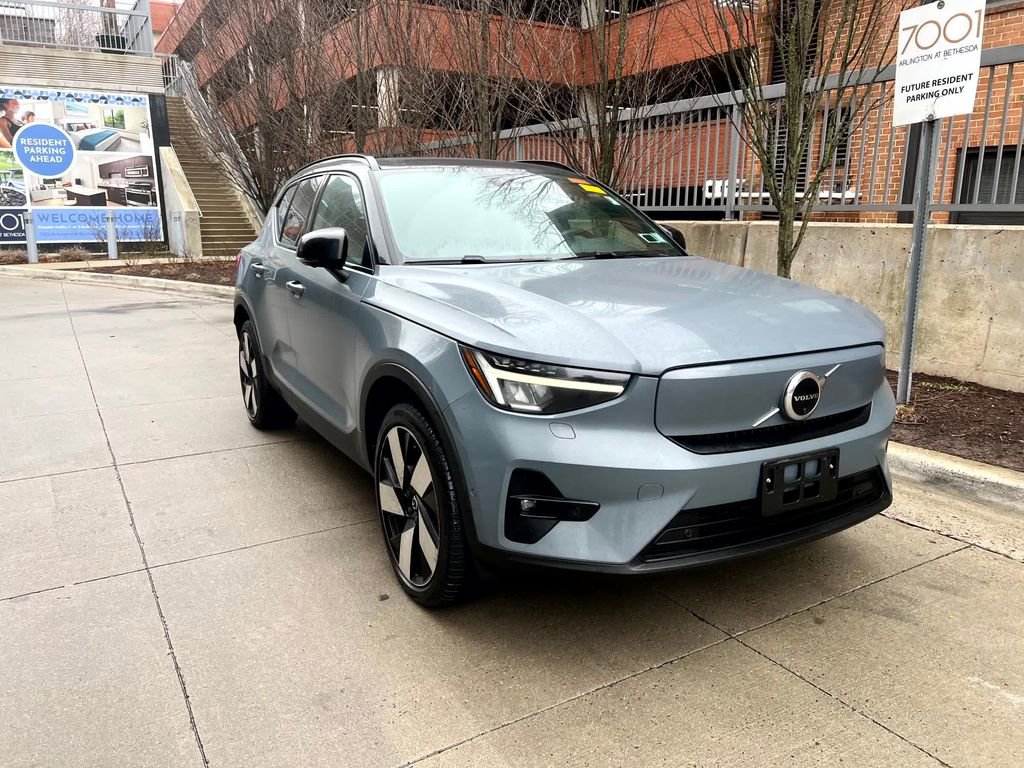 Used 2023 Volvo XC40 Recharge Ultimate image 3