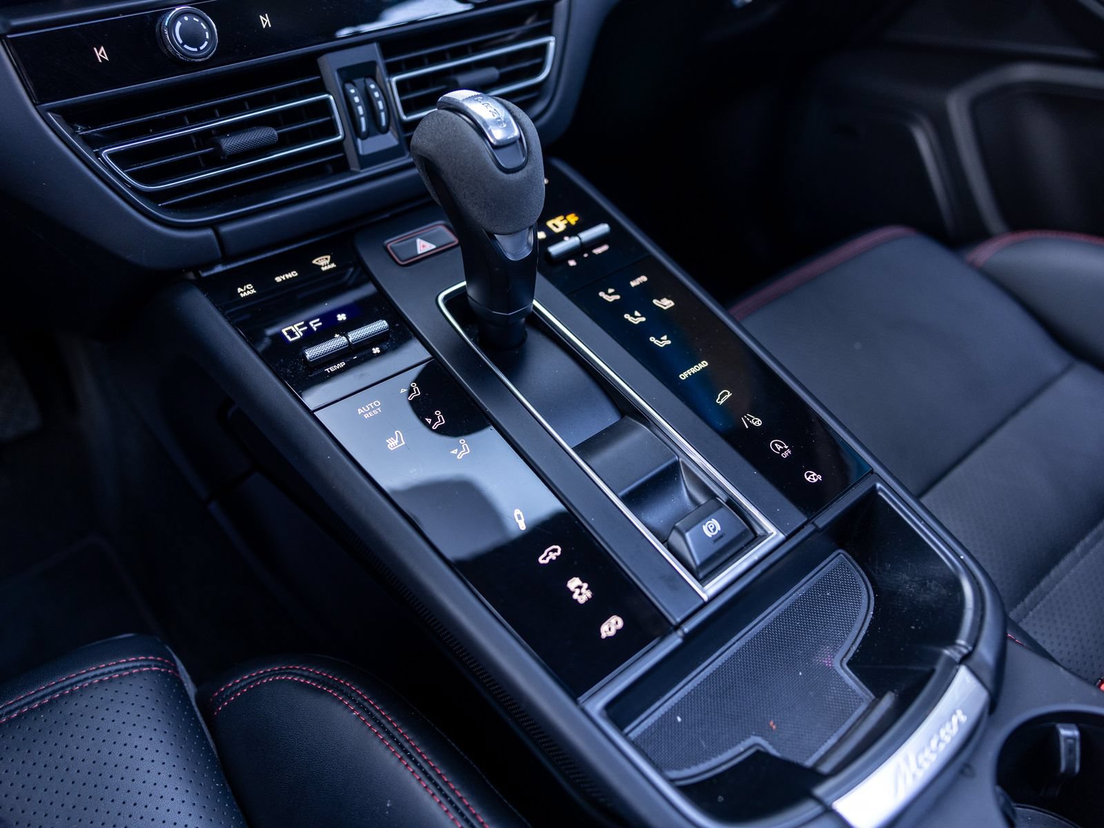 Certified 2024 Porsche Macan GTS AWD/4WD image 38