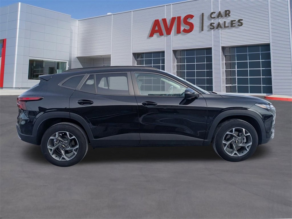 Used 2025 Chevrolet Trax LT w/ LT Convenience Package image 7