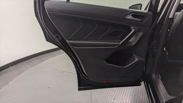 Used 2022 Volkswagen Tiguan SE image 16