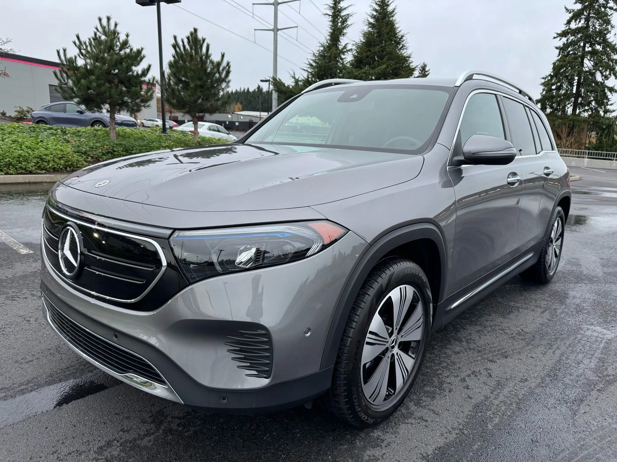 Used 2023 Mercedes-Benz EQB 300 4MATIC w/ Exclusive Package image 4