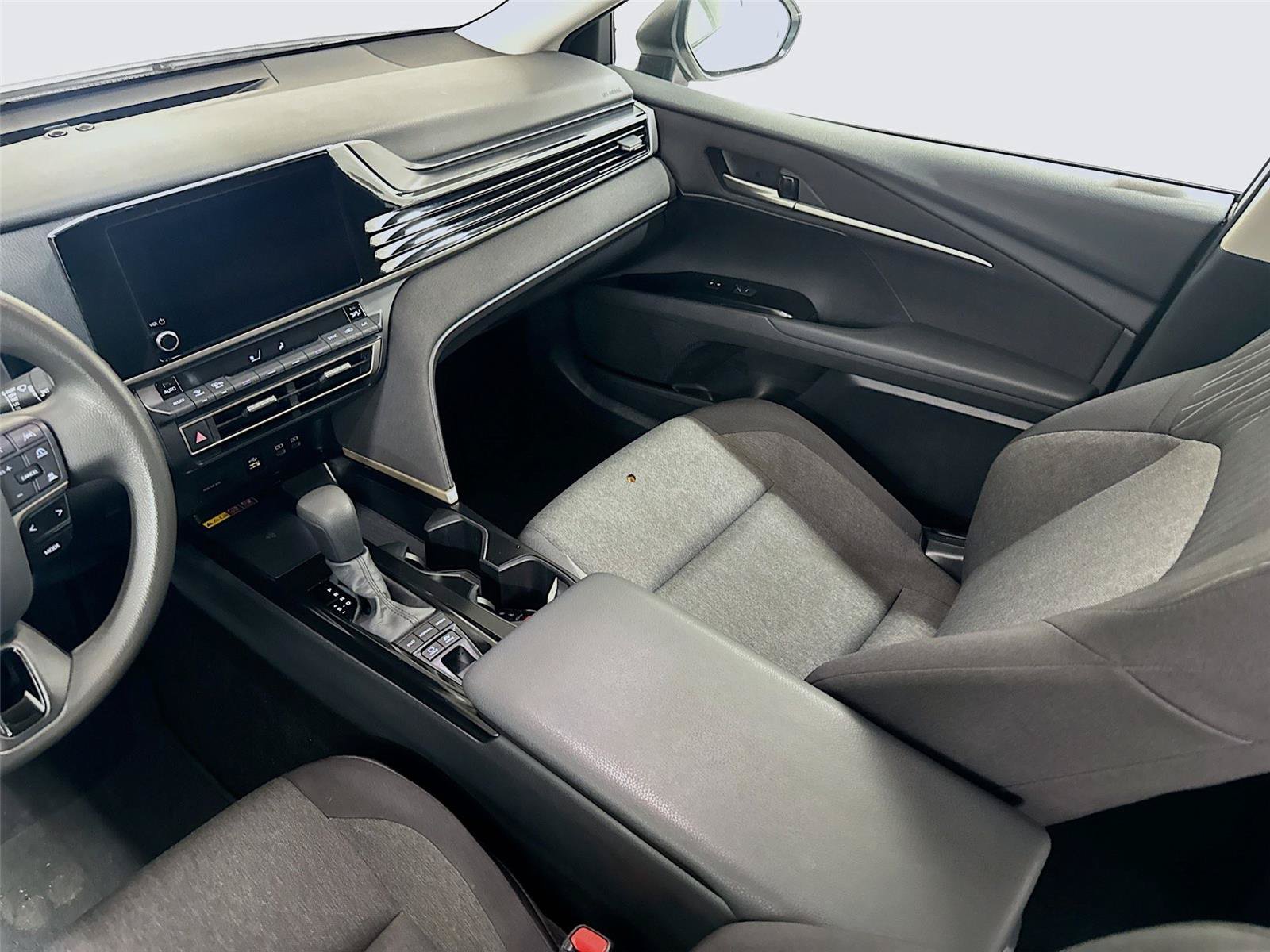 Used 2025 Toyota Camry LE w/ Convenience Package FWD image 2