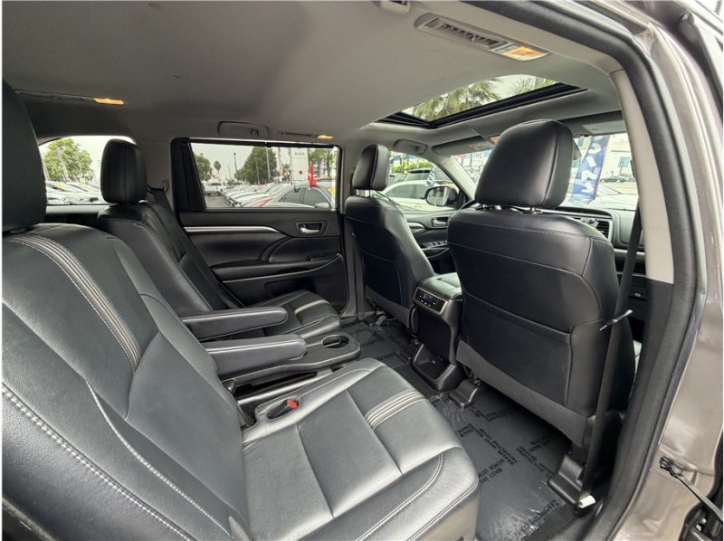 Used 2017 Toyota Highlander SE FWD image 30