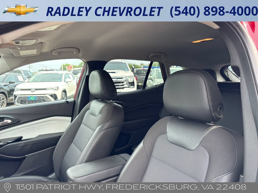 Certified 2025 Chevrolet Trax LT FWD image 2